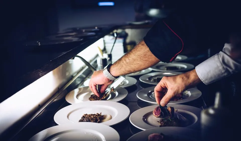 Chef dressant des assiettes en cuisine
