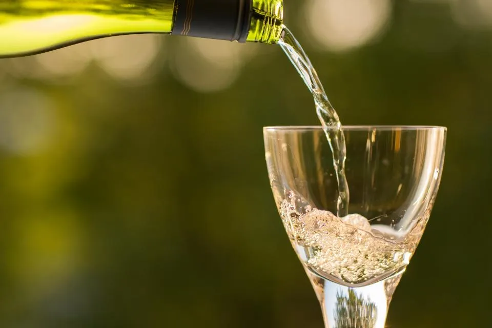 Verre de vin blanc servi à table