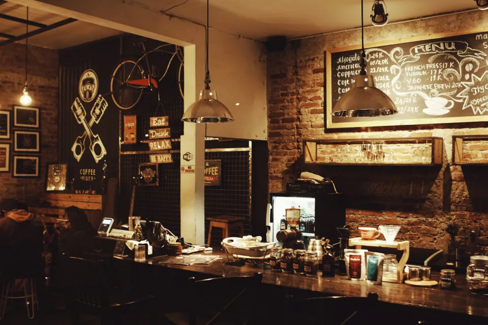 Salle et bar d’un restaurant à l’ambiance chaleureuse