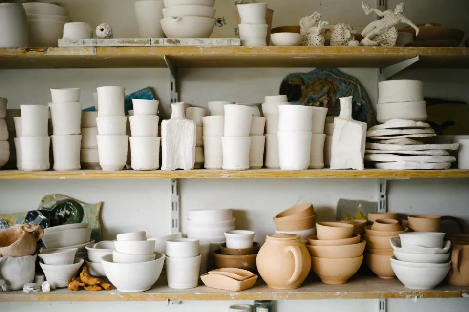 Étagères de céramiques artisanales