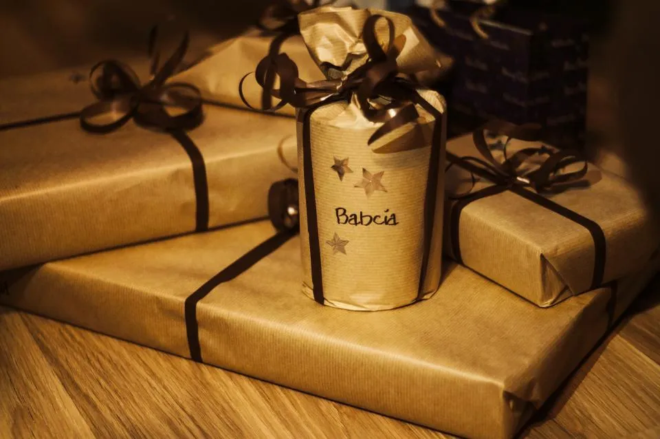 Cadeaux emballés de papier kraft