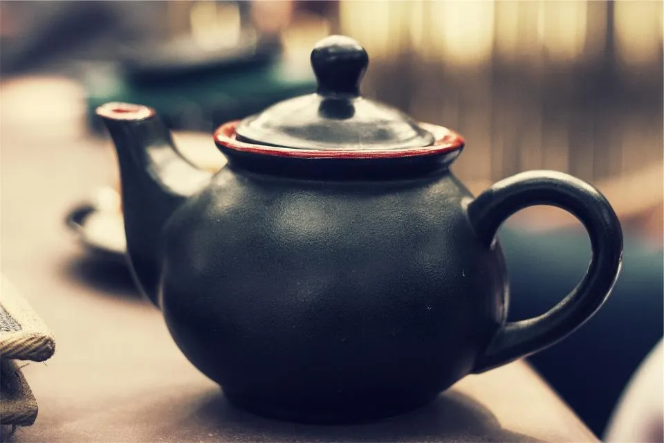 Théière en céramique artisanale