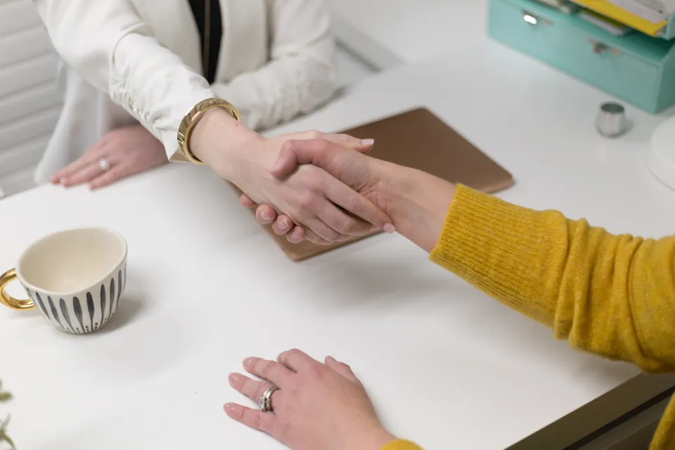Poignée de main entre un professionnel et son client