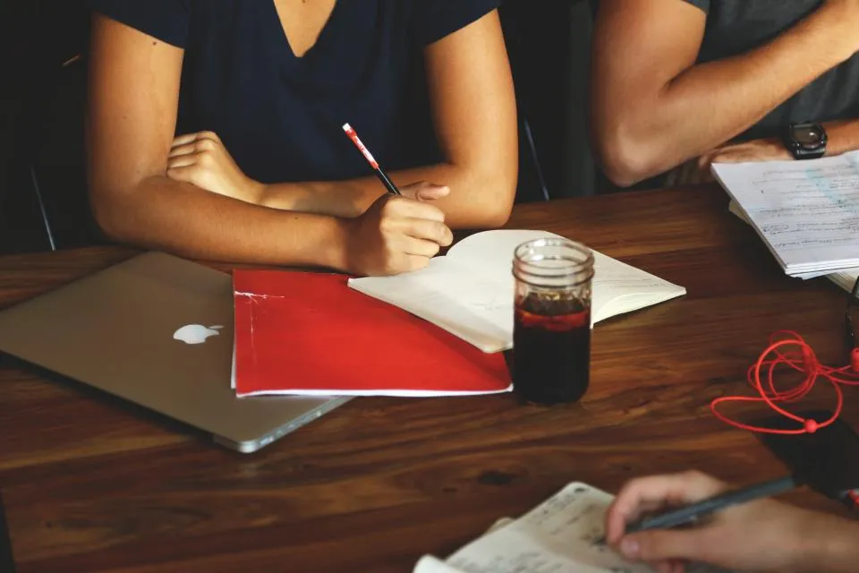 Équipe réunie autour d’une table de travail