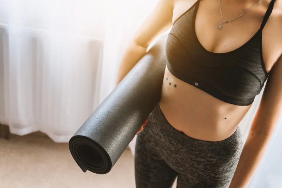 Tapis de yoga roulé, prêt pour la séance
