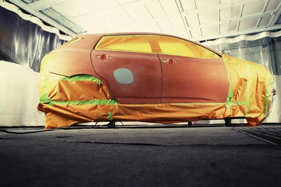 Voiture en préparation dans l’atelier de carrosserie