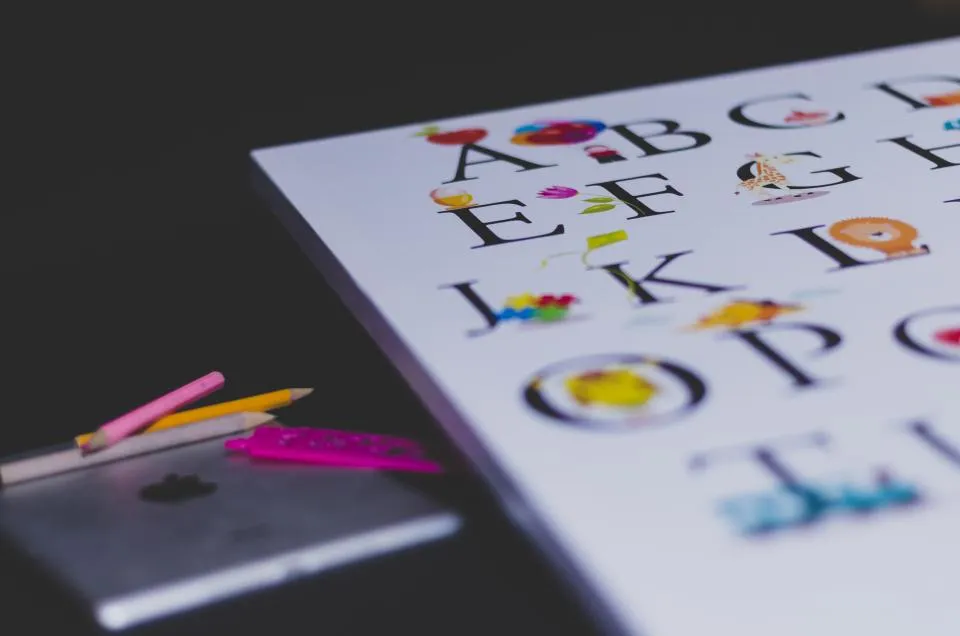 Feuille d’alphabet coloré et crayons