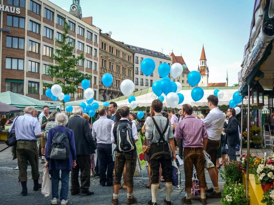 Fête de quartier avec ballons bleus et blancs