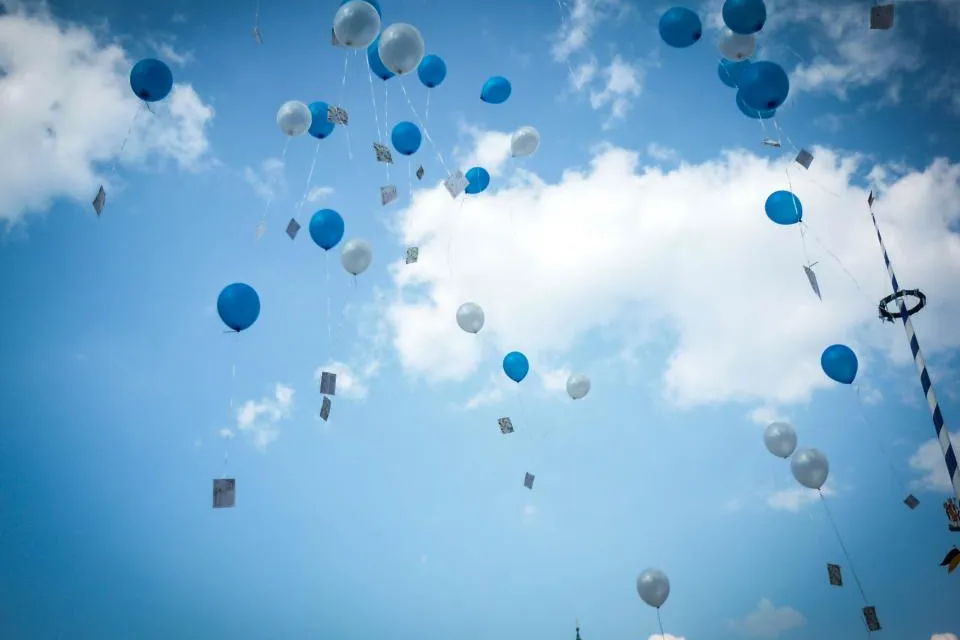 Lâcher de ballons dans le ciel bleu