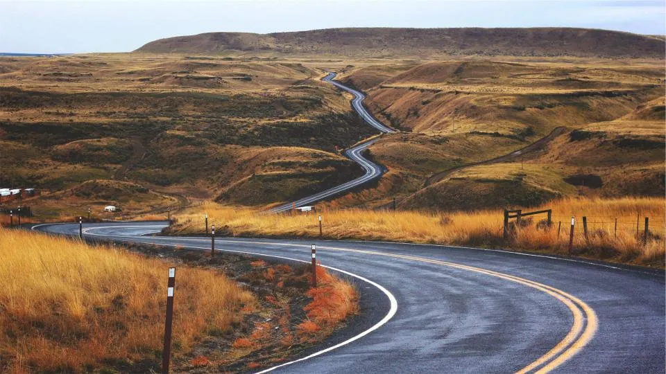 Route sinueuse traversant un paysage de collines