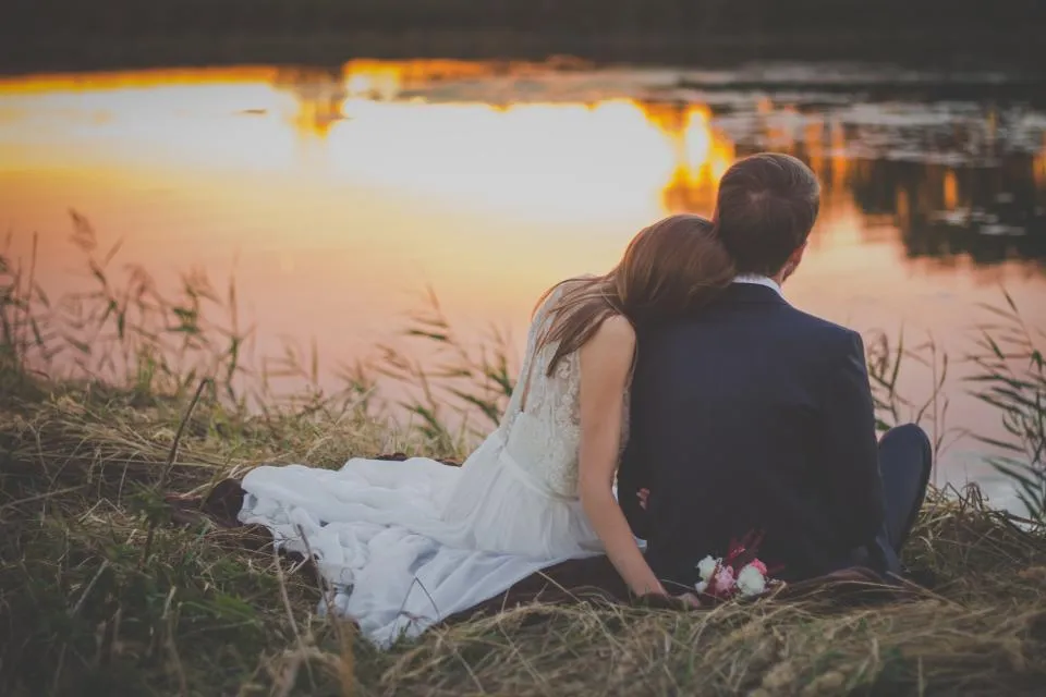 Couple de mariés au coucher du soleil