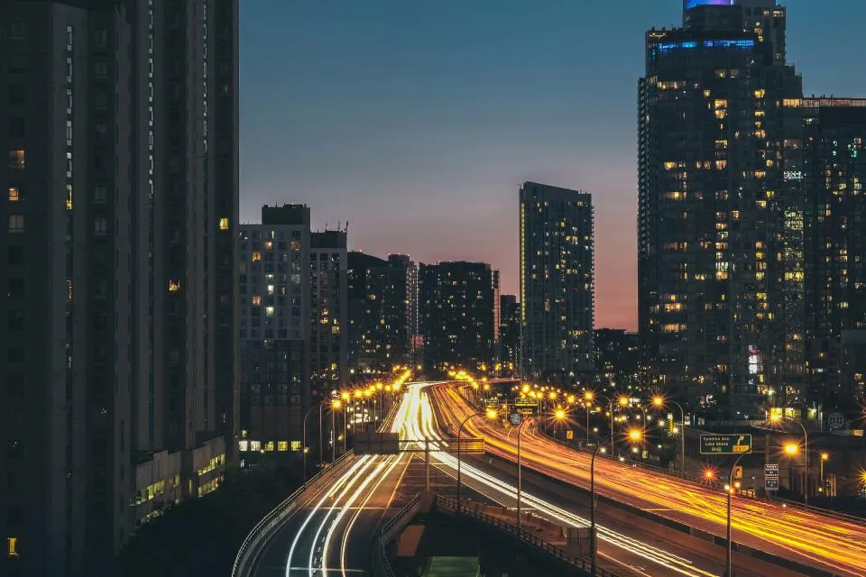 Ville illuminée à la tombée de la nuit