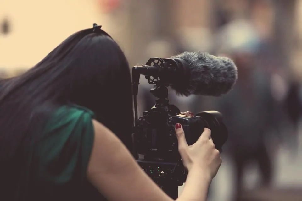 Photographe en train de cadrer avec son appareil